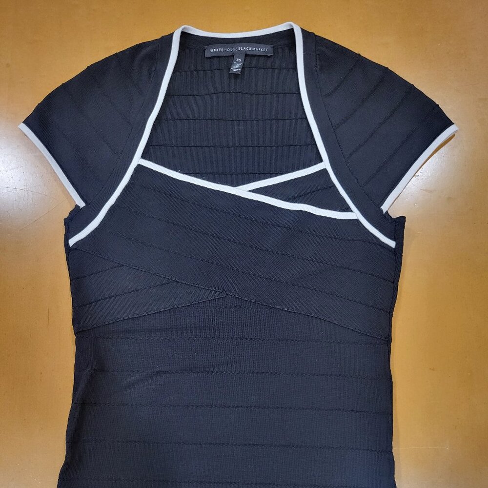 Fitted, knit navy blue top